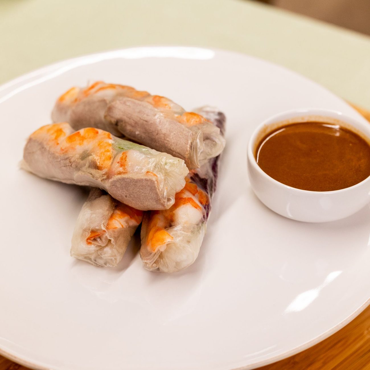 Fresh Vietnamese spring rolls with dipping sauce